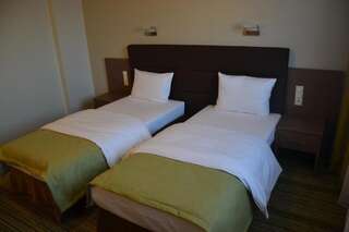 Отель Hotel Pod Dębem Тарнув Двухместный номер «Комфорт» с 2 отдельными кроватями-13