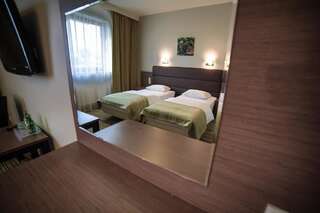 Отель Hotel Pod Dębem Тарнув Двухместный номер «Комфорт» с 2 отдельными кроватями-19